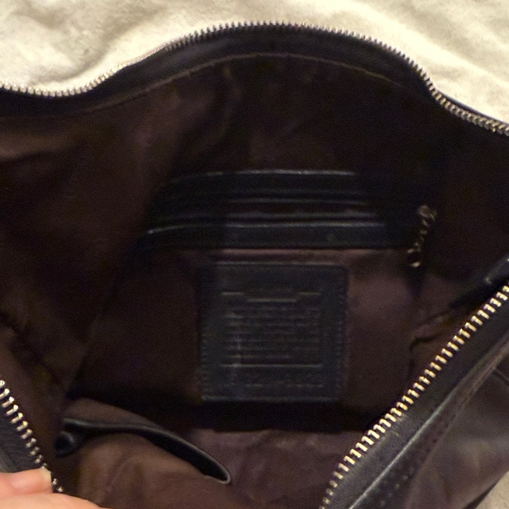 Coach Elegant Black Leather Shoulder Bag - Picture 3 of 8